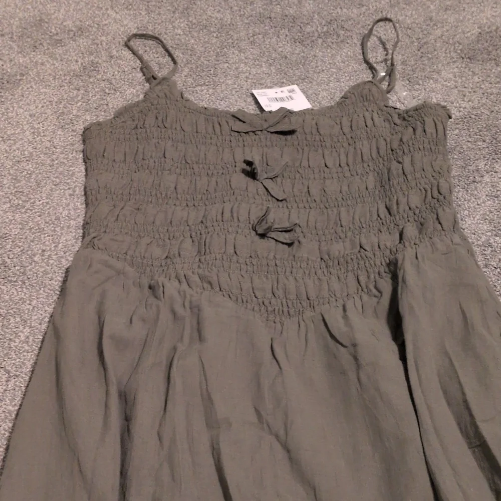 NWT American Eagle Bella Bow Dress Olive Green Size Medium - Picture 2 of 6